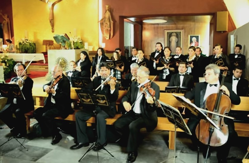 Coro y orquesta completa en iglesia