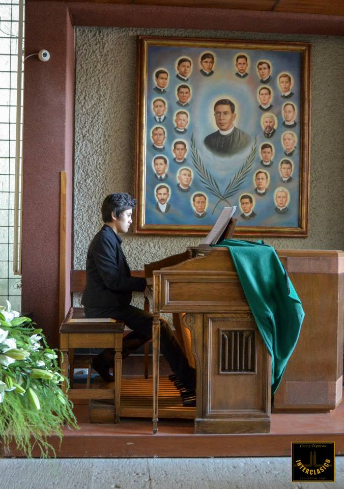 Organista en ceremonia religiosa