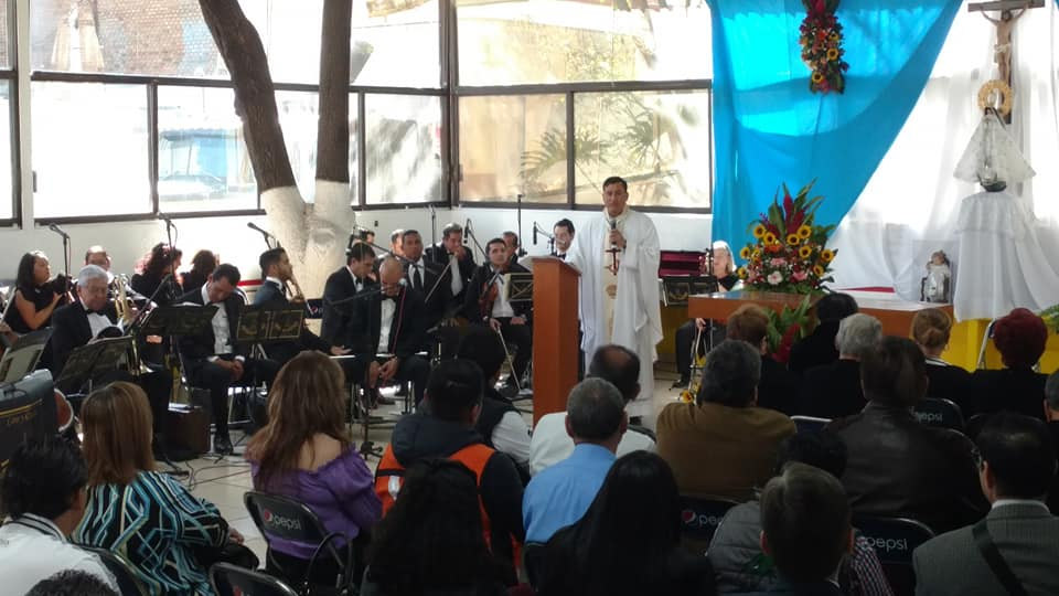 Presentación en misa con coro