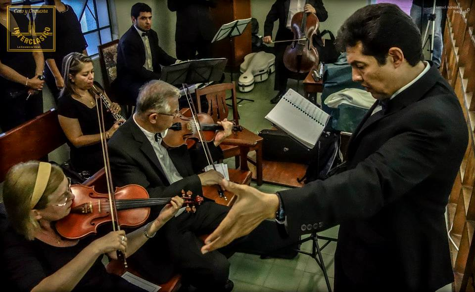 Director con músicos en presentación