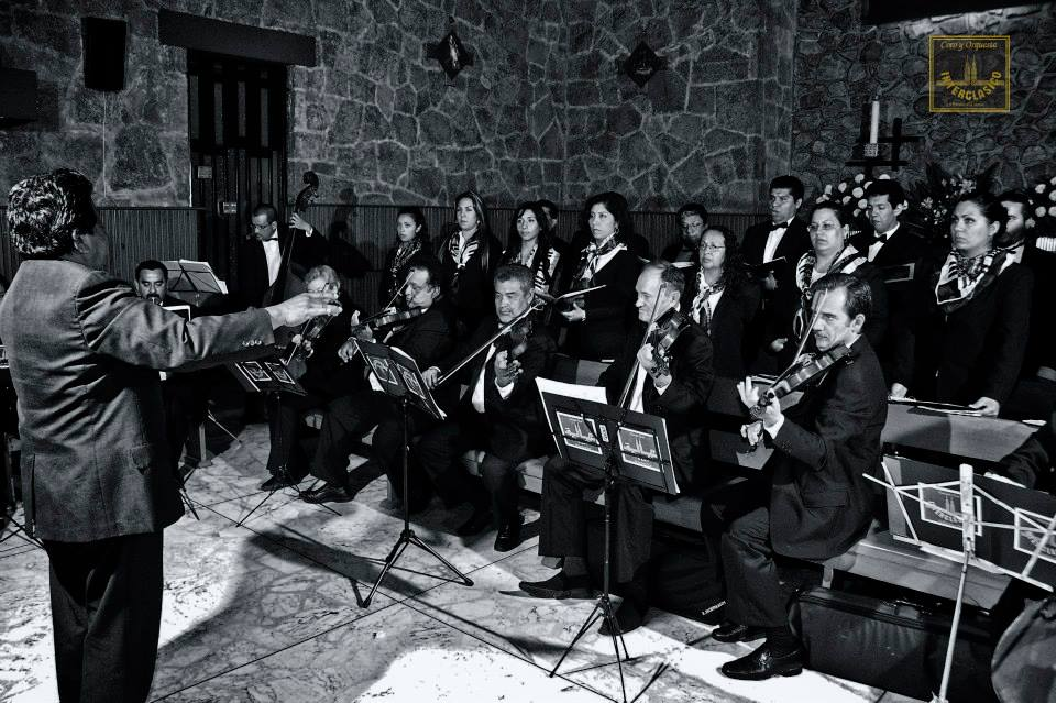 Coro y orquesta en presentación formal